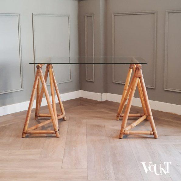 Vintage bamboe schragen met glazen blad