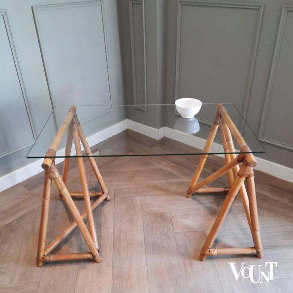 Vintage bamboe schragen met glazen blad