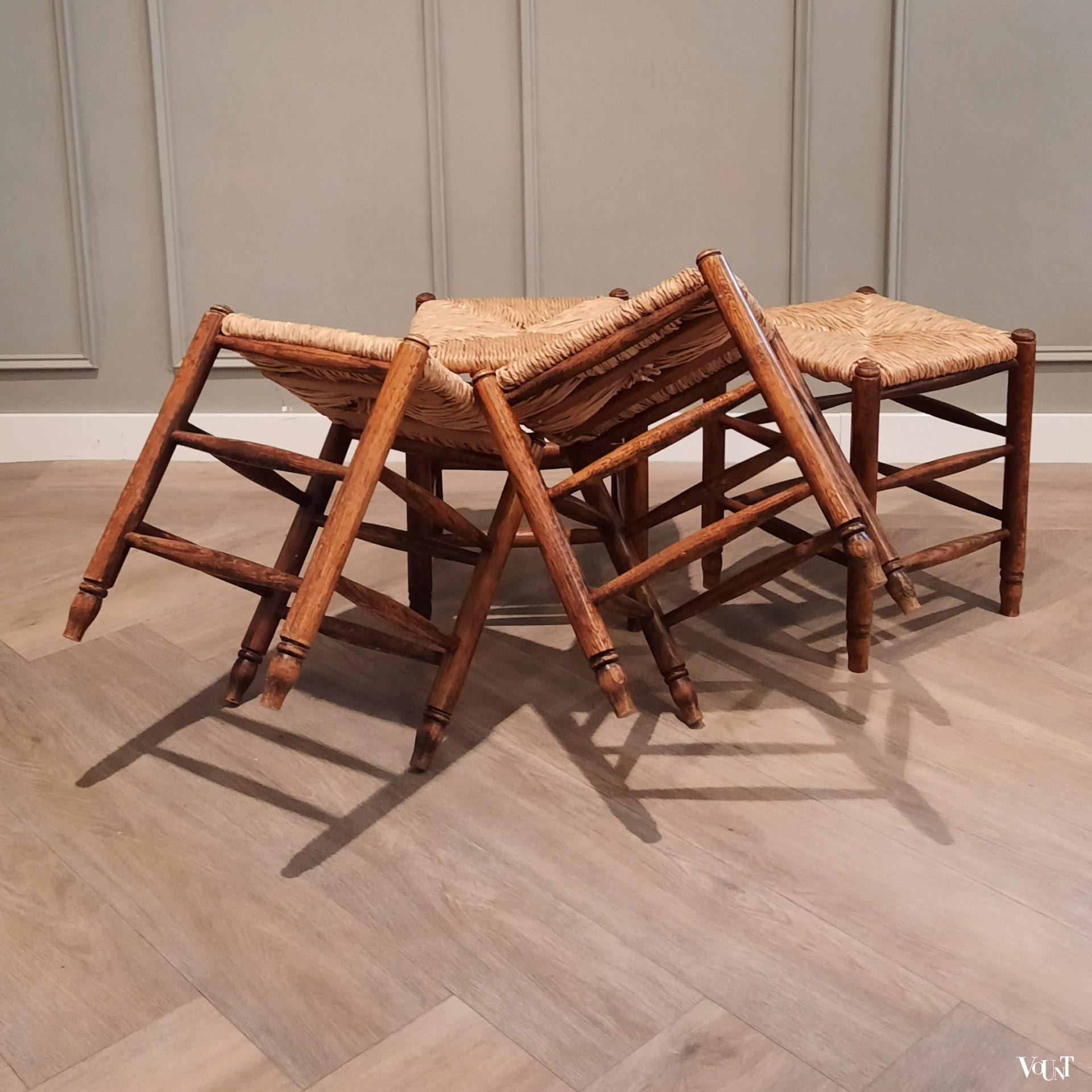 Set van 4 houten krukken met biezen zitting, jaren '60