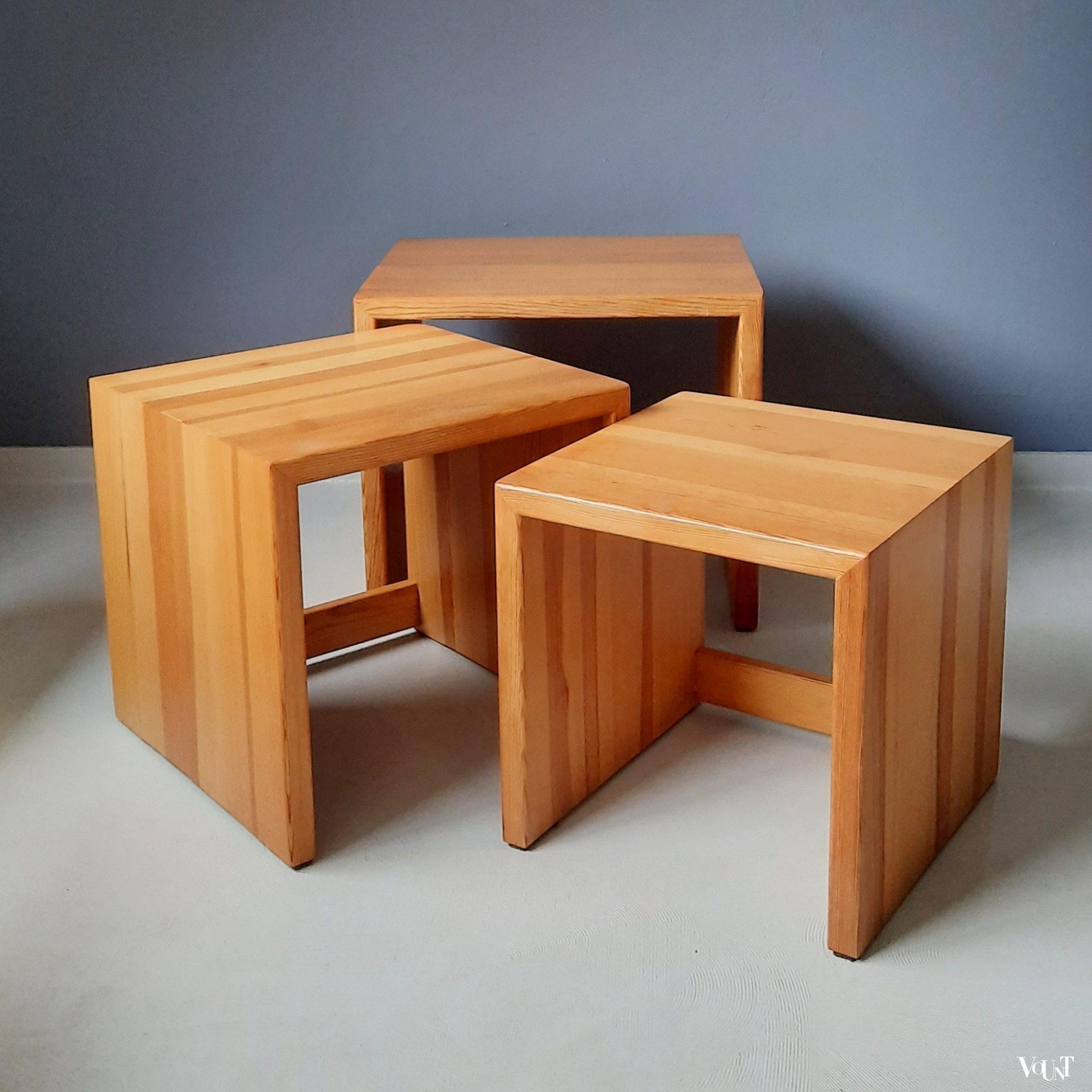 Set van 3 grenenhouten bijzettafels, jaren '70
