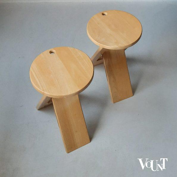 Set van 2 opvouwbare houten krukken, attr. Roger Tallon, jaren '70