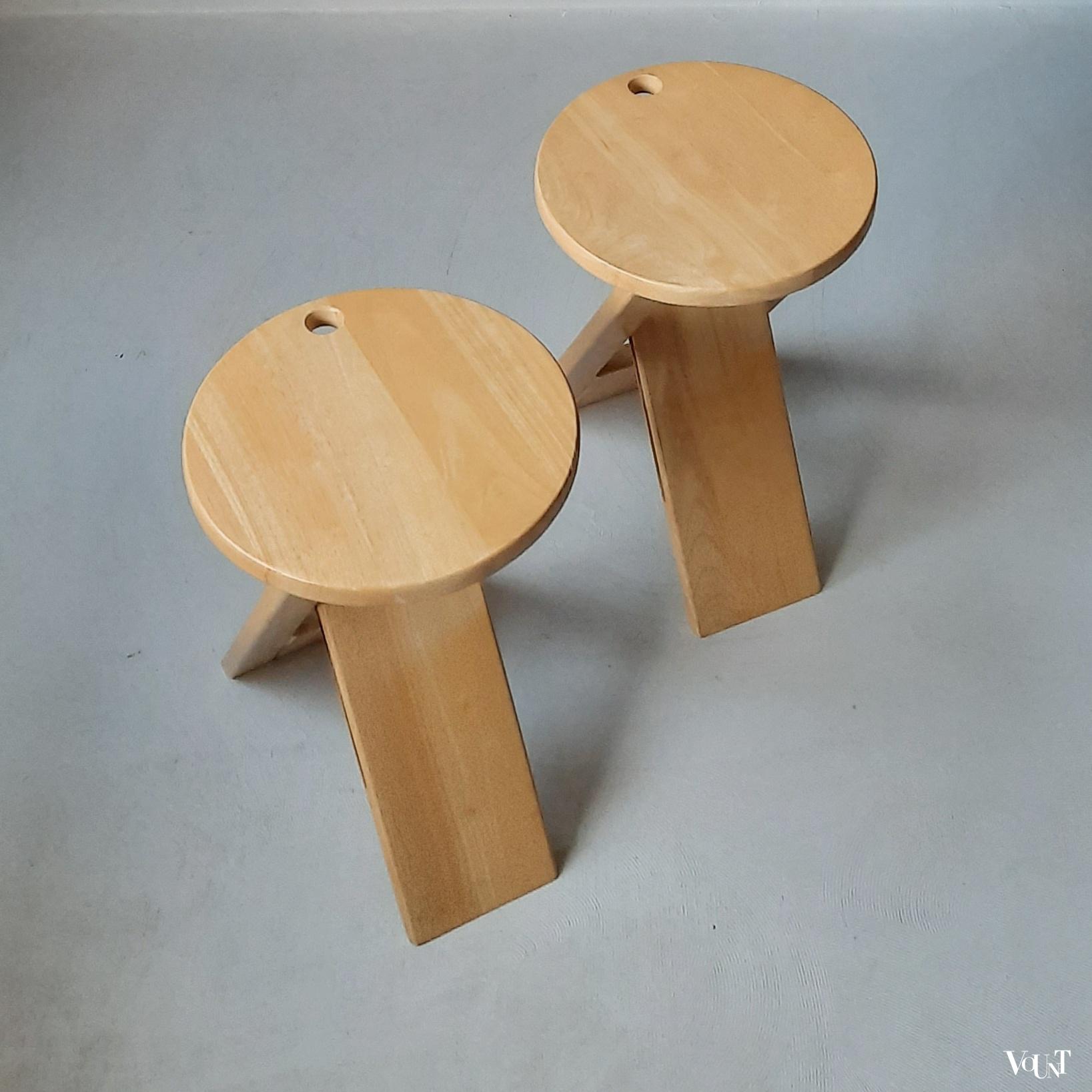 Set van 2 opvouwbare houten krukken, attr. Roger Tallon, jaren '70