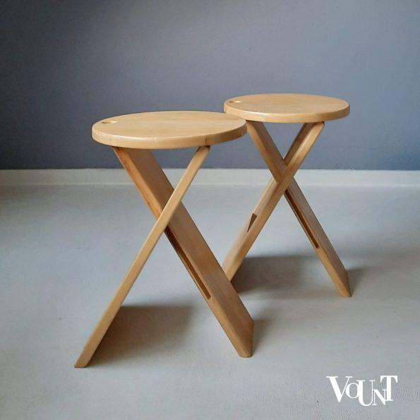 Set van 2 opvouwbare houten krukken, attr. Roger Tallon, jaren '70