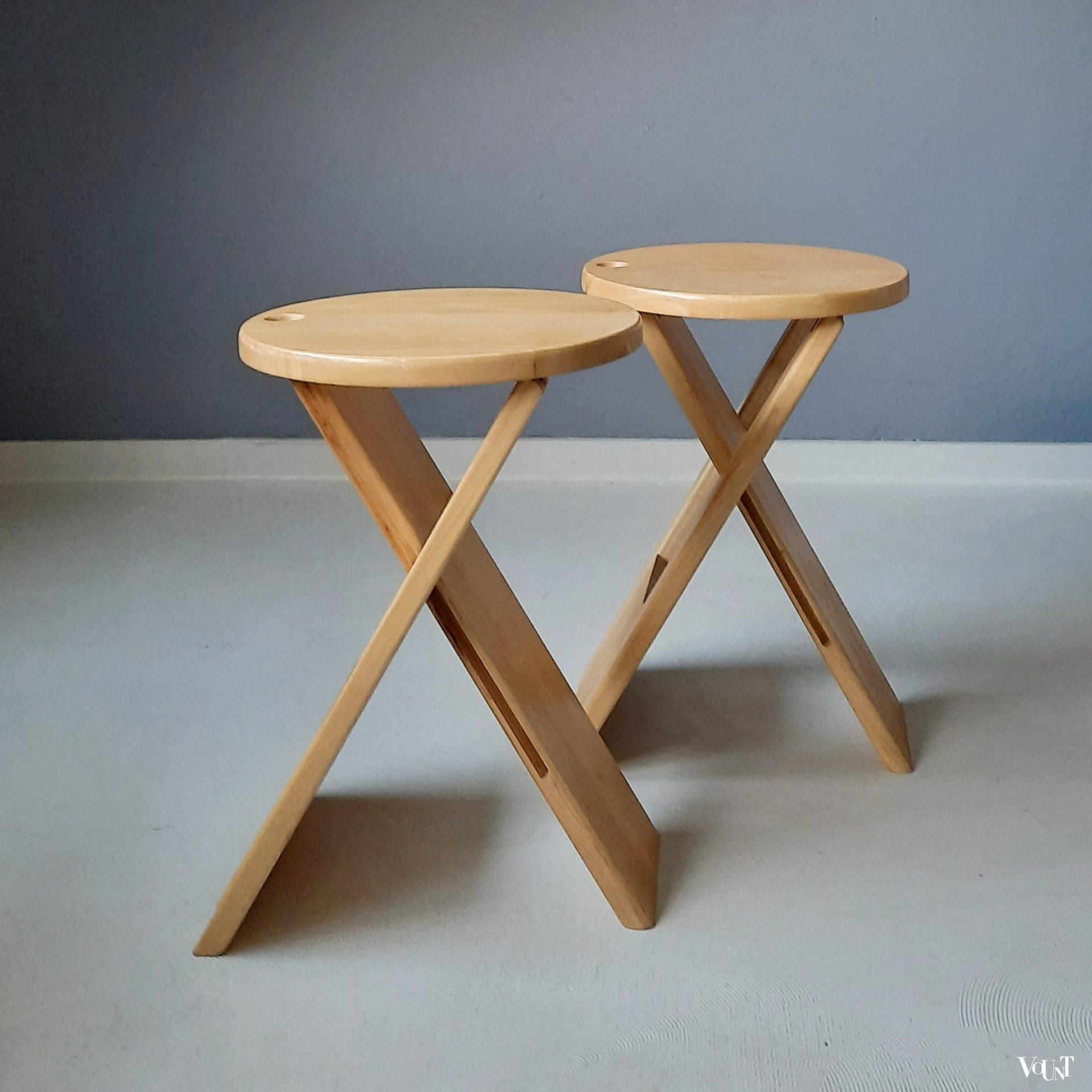 Set van 2 opvouwbare houten krukken, attr. Roger Tallon, jaren '70