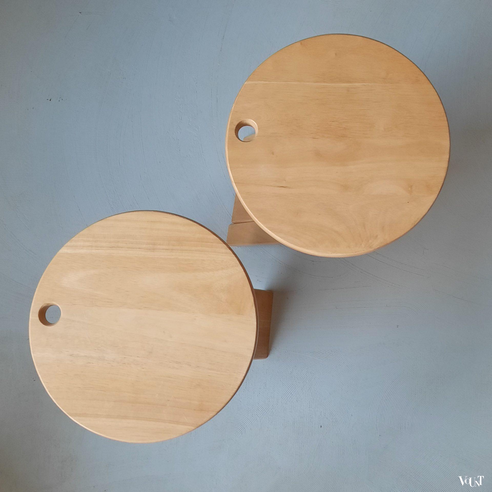 Set van 2 opvouwbare houten krukken, attr. Roger Tallon, jaren '70