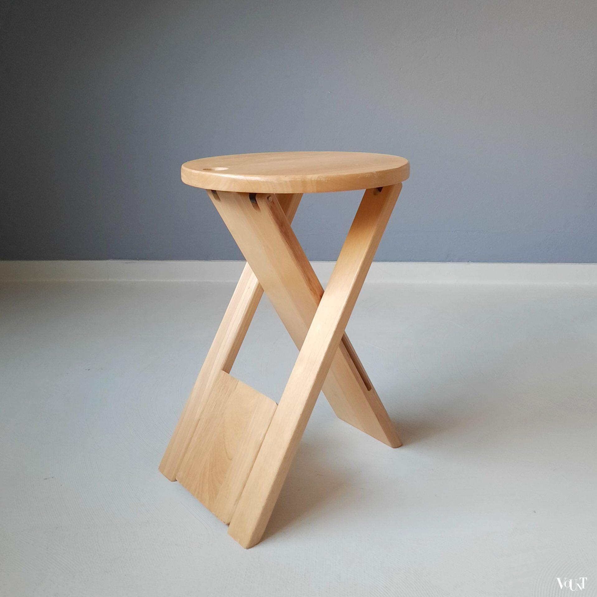 Set van 2 opvouwbare houten krukken, attr. Roger Tallon, jaren '70