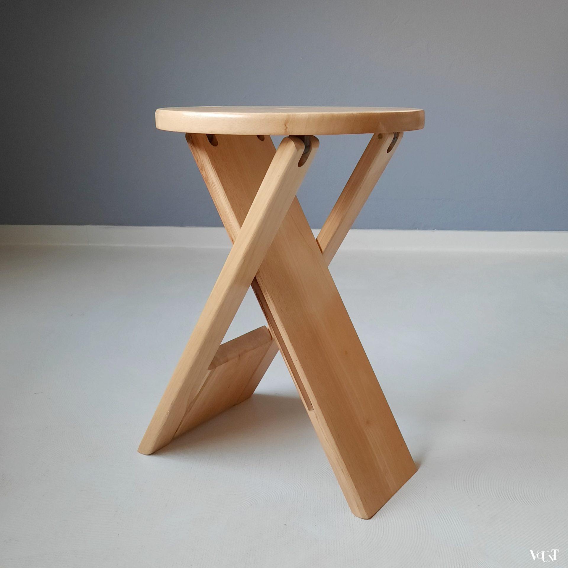 Set van 2 opvouwbare houten krukken, attr. Roger Tallon, jaren '70