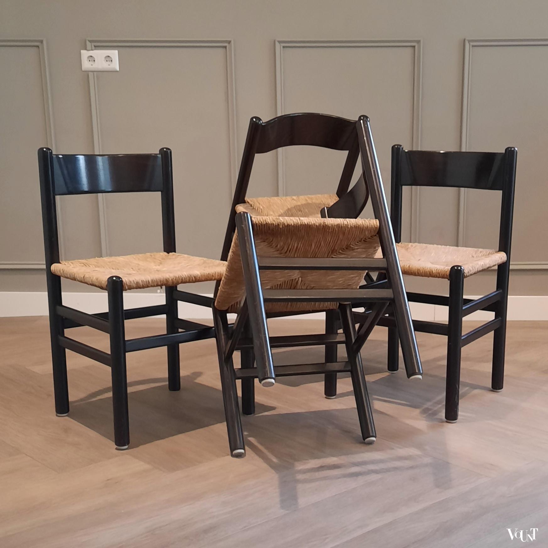 Set van 4 vintage zwarte eettafelstoelen met biezen zittingen, jaren '60/'70