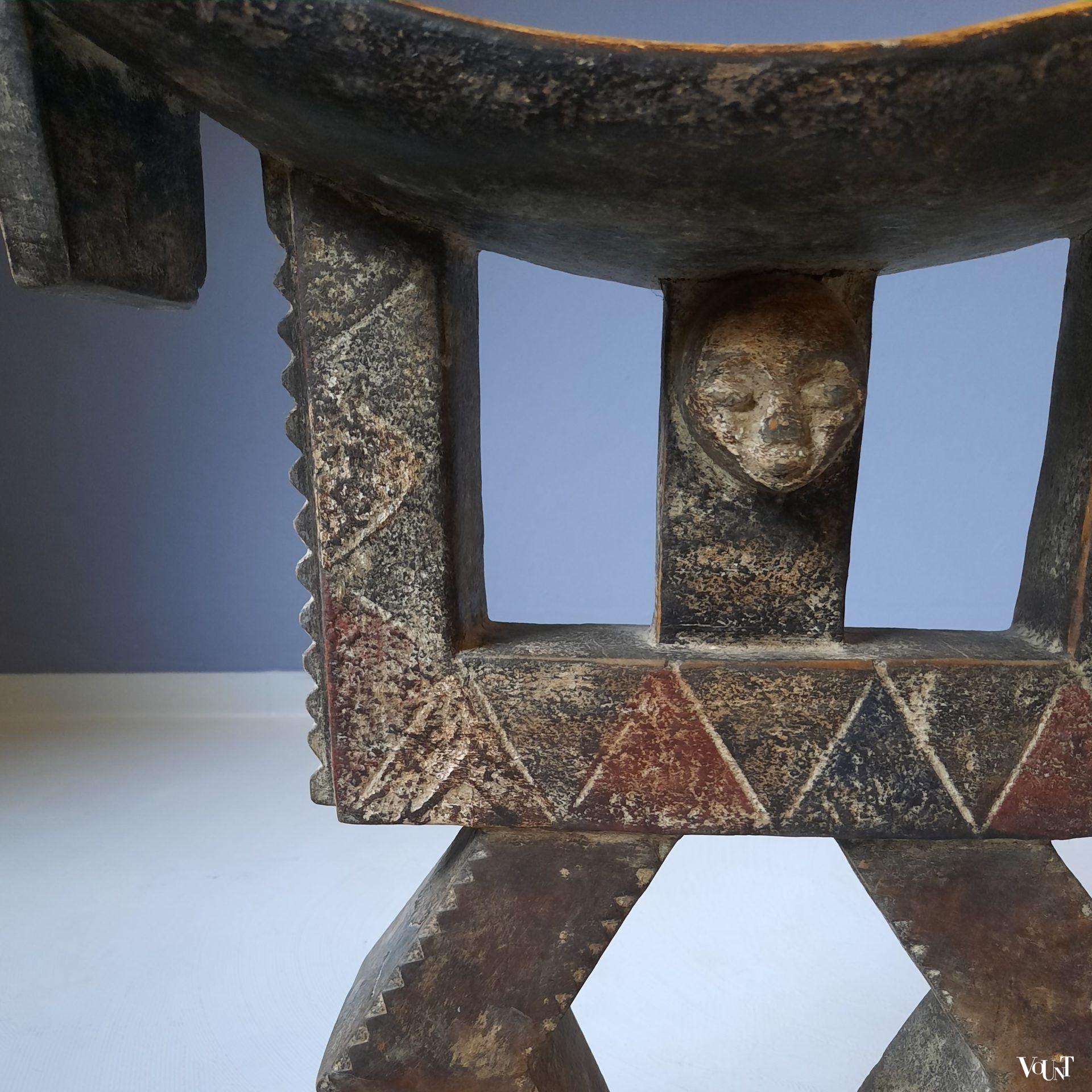 Kubistische Asante of ashanti "tribal" kruk, Ghana, 1e helft 20e eeuw