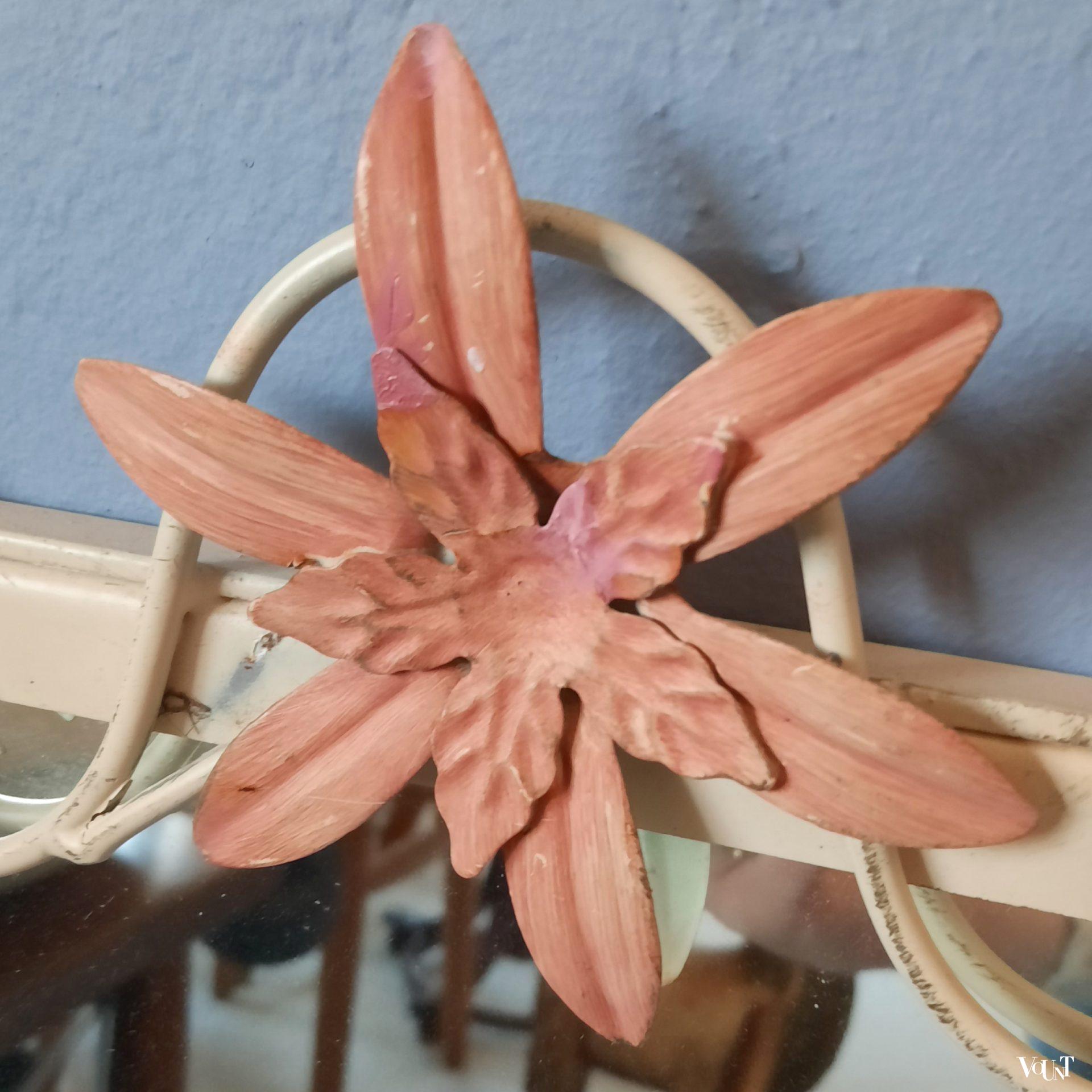 Grote metalen wandspiegel bloemen, jaren '50