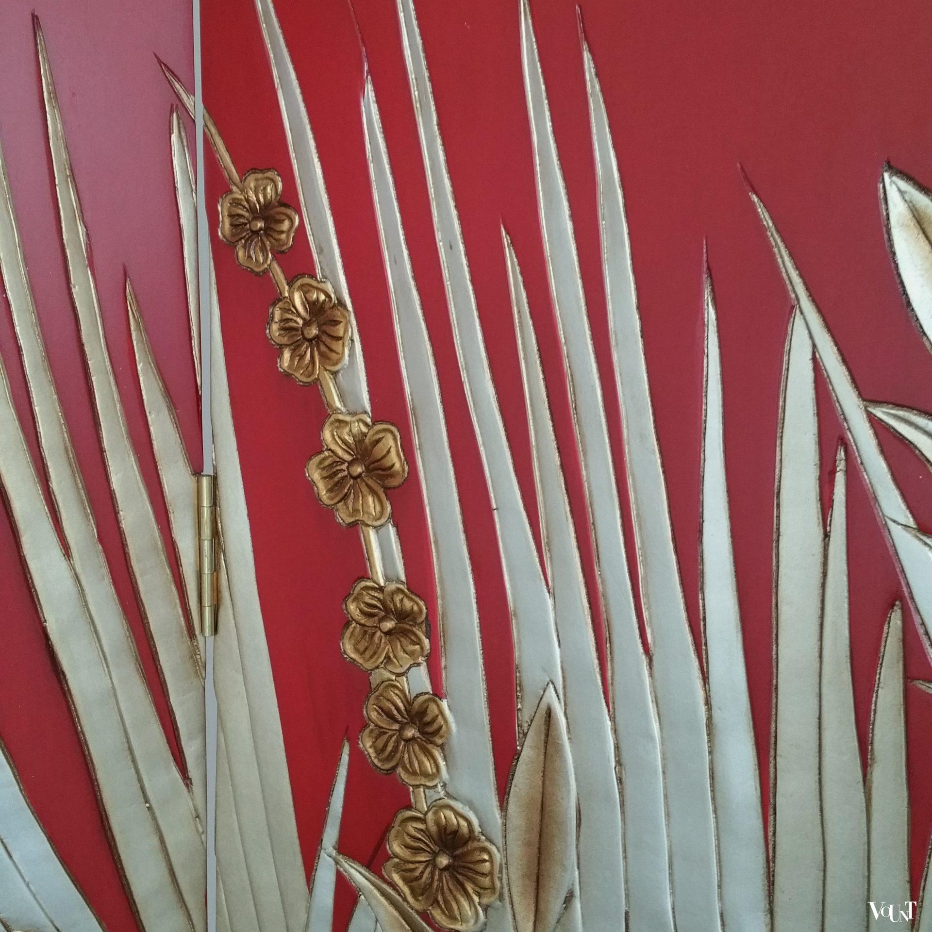Rood houten kamerscherm met goud-/zilverkleurig reliëf, jaren '80