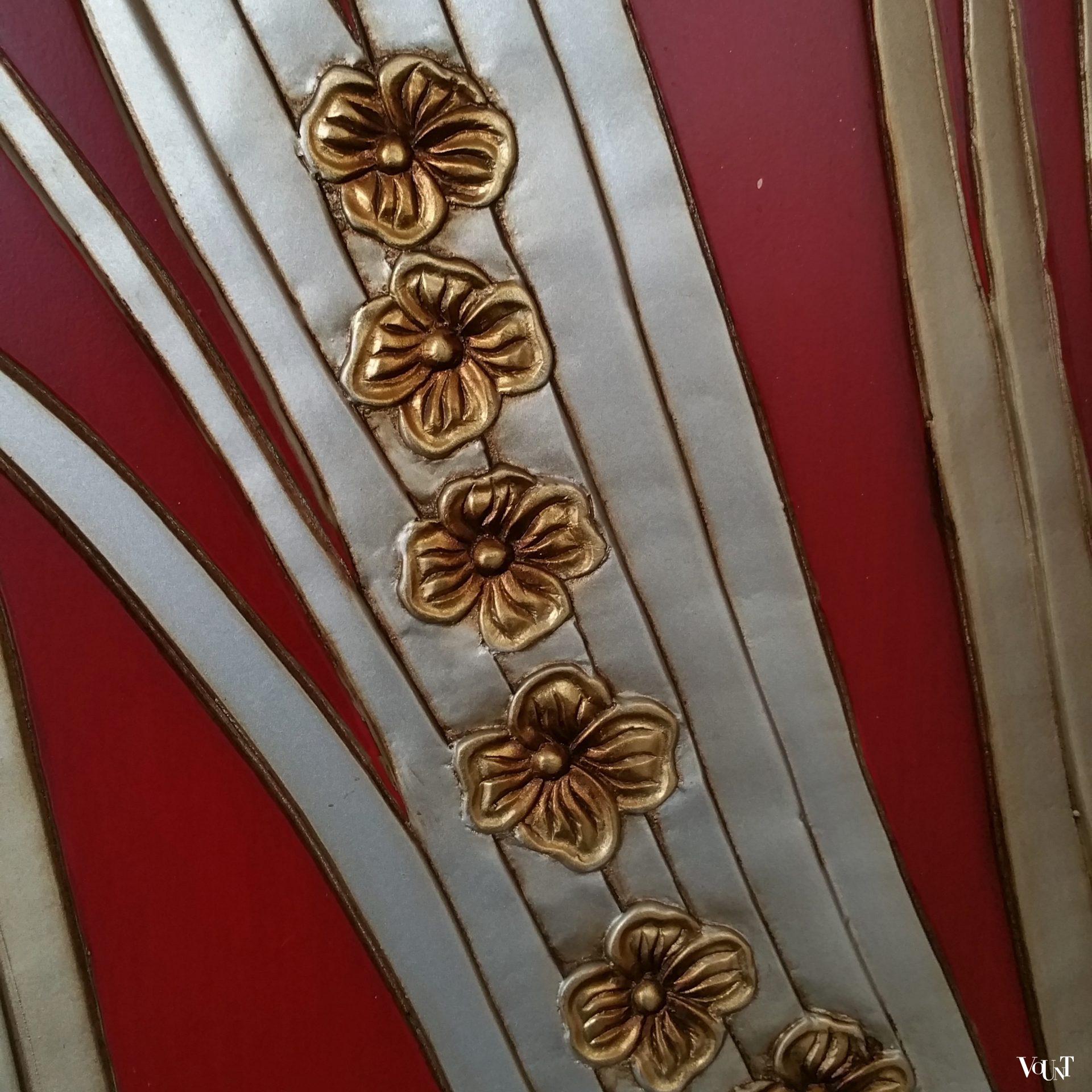 Rood houten kamerscherm met goud-/zilverkleurig reliëf, jaren '80