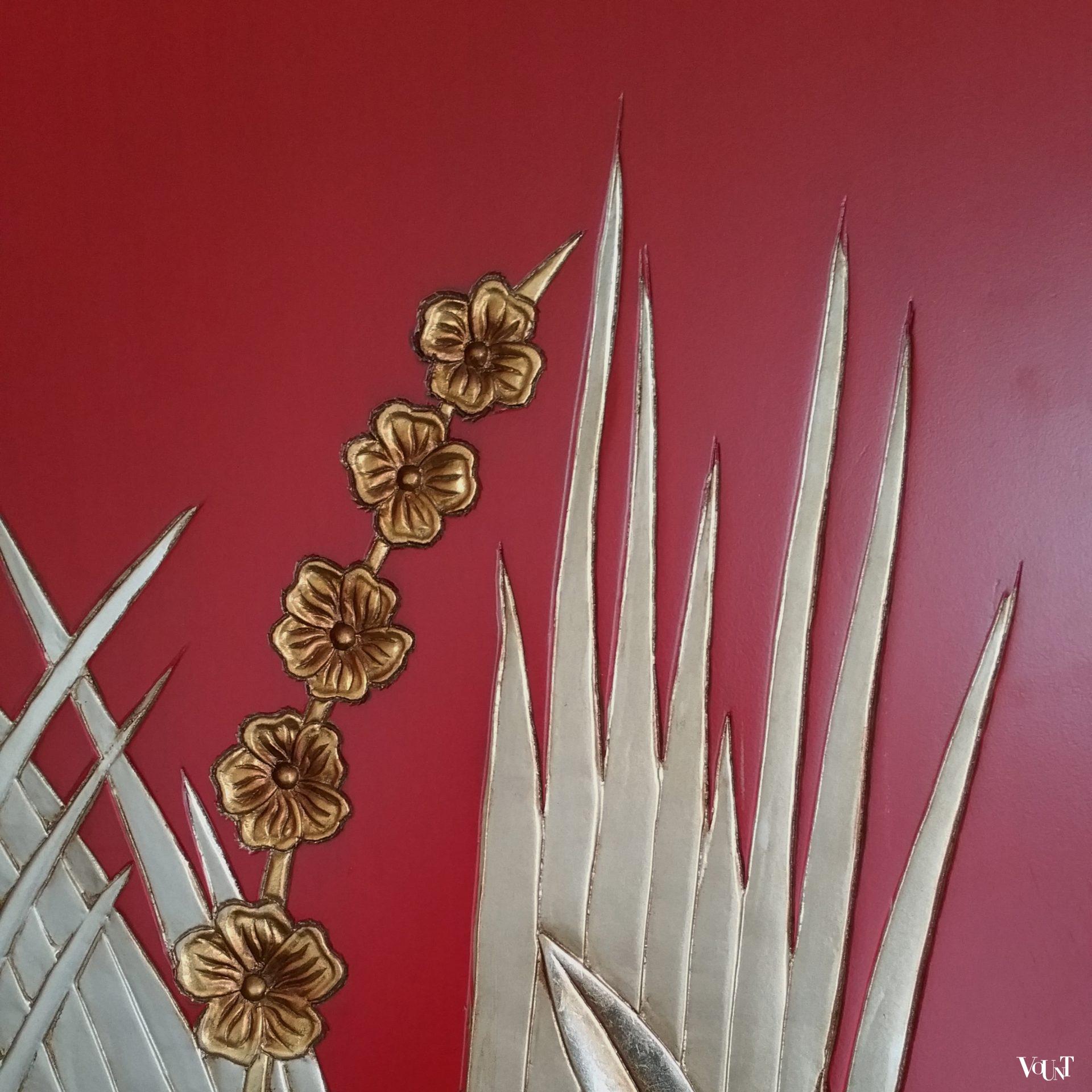 Rood houten kamerscherm met goud-/zilverkleurig reliëf, jaren '80