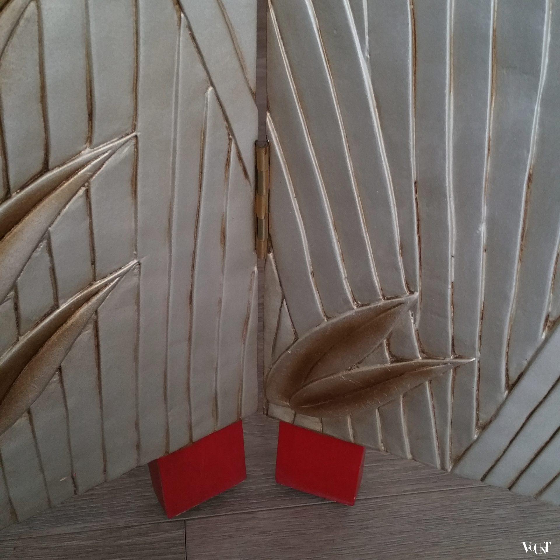 Rood houten kamerscherm met goud-/zilverkleurig reliëf, jaren '80