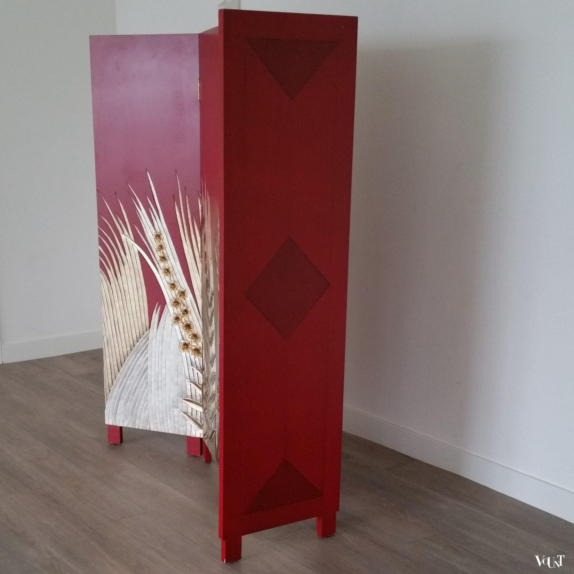 Rood houten kamerscherm met goud-/zilverkleurig reliëf, jaren '80