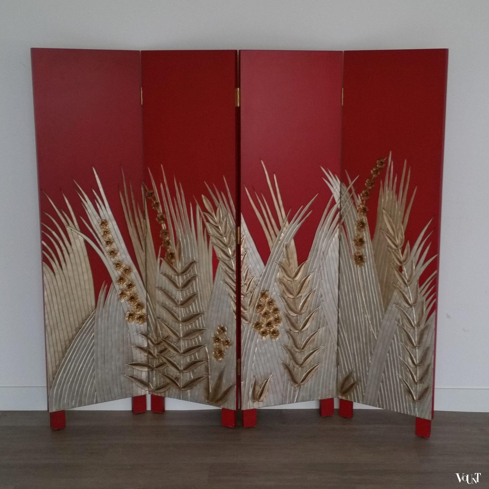 Rood houten kamerscherm met goud-/zilverkleurig reliëf, jaren '80