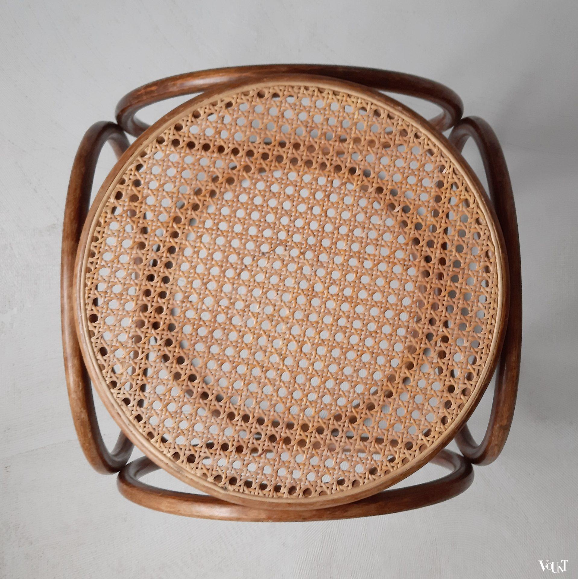 Kruk met houten ringen en rotan webbing, jaren '70