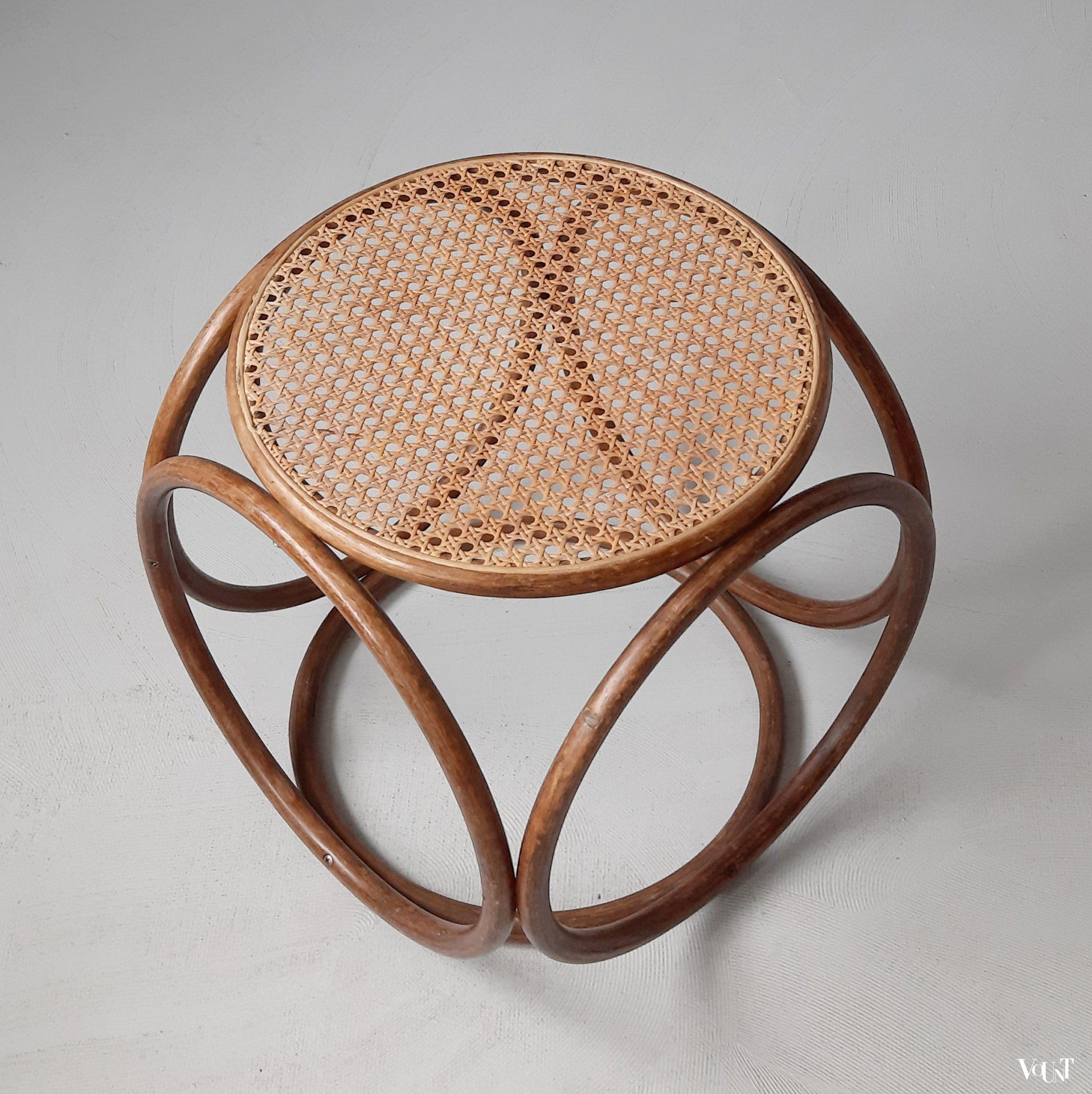 Kruk met houten ringen en rotan webbing, jaren '70