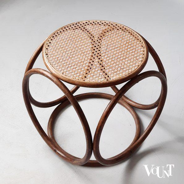 Kruk met houten ringen en rotan webbing, jaren '70