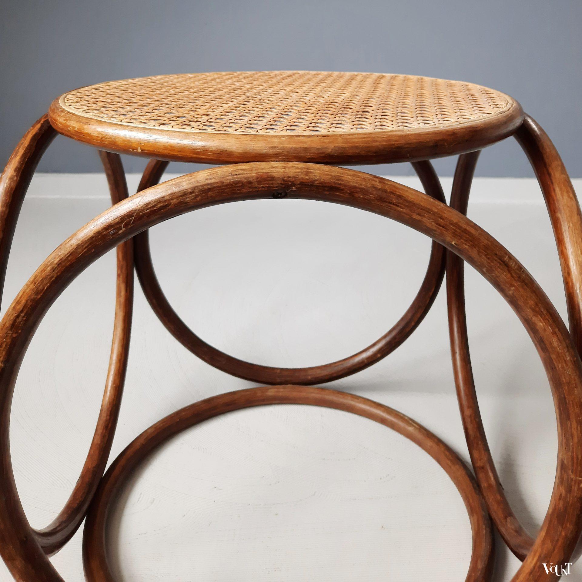 Kruk met houten ringen en rotan webbing, jaren '70