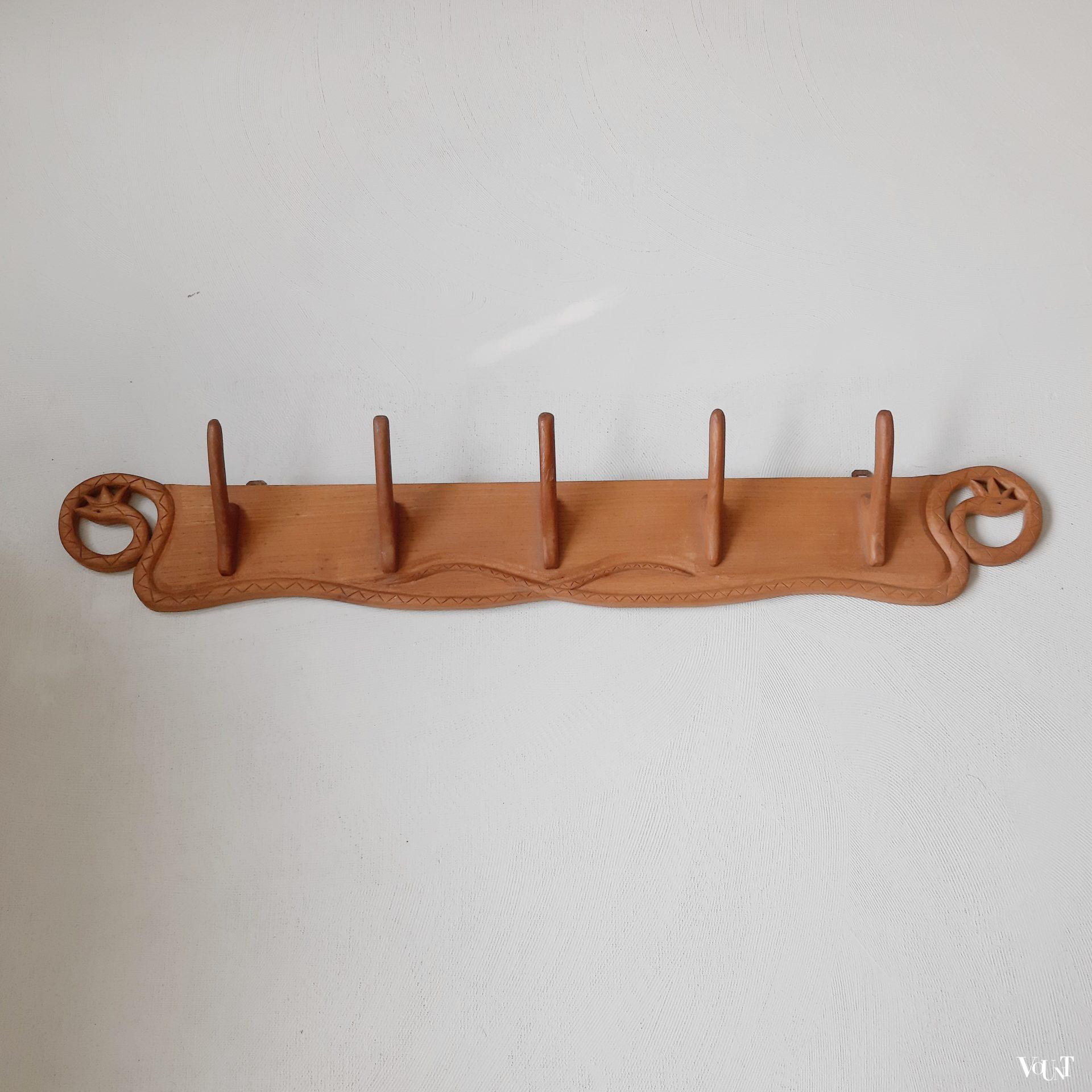 Midcentury houten wandkapstok, t Beerenhuis, rond 1960