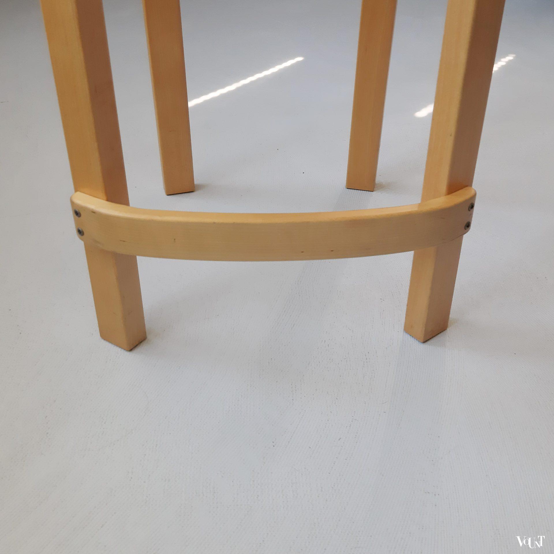 Hoge kruk / high chair K65, Alvar Aalto voor Artek (Finland), 2006