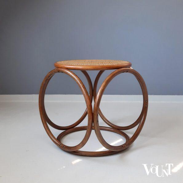 Kruk met houten ringen en rotan webbing, jaren '70