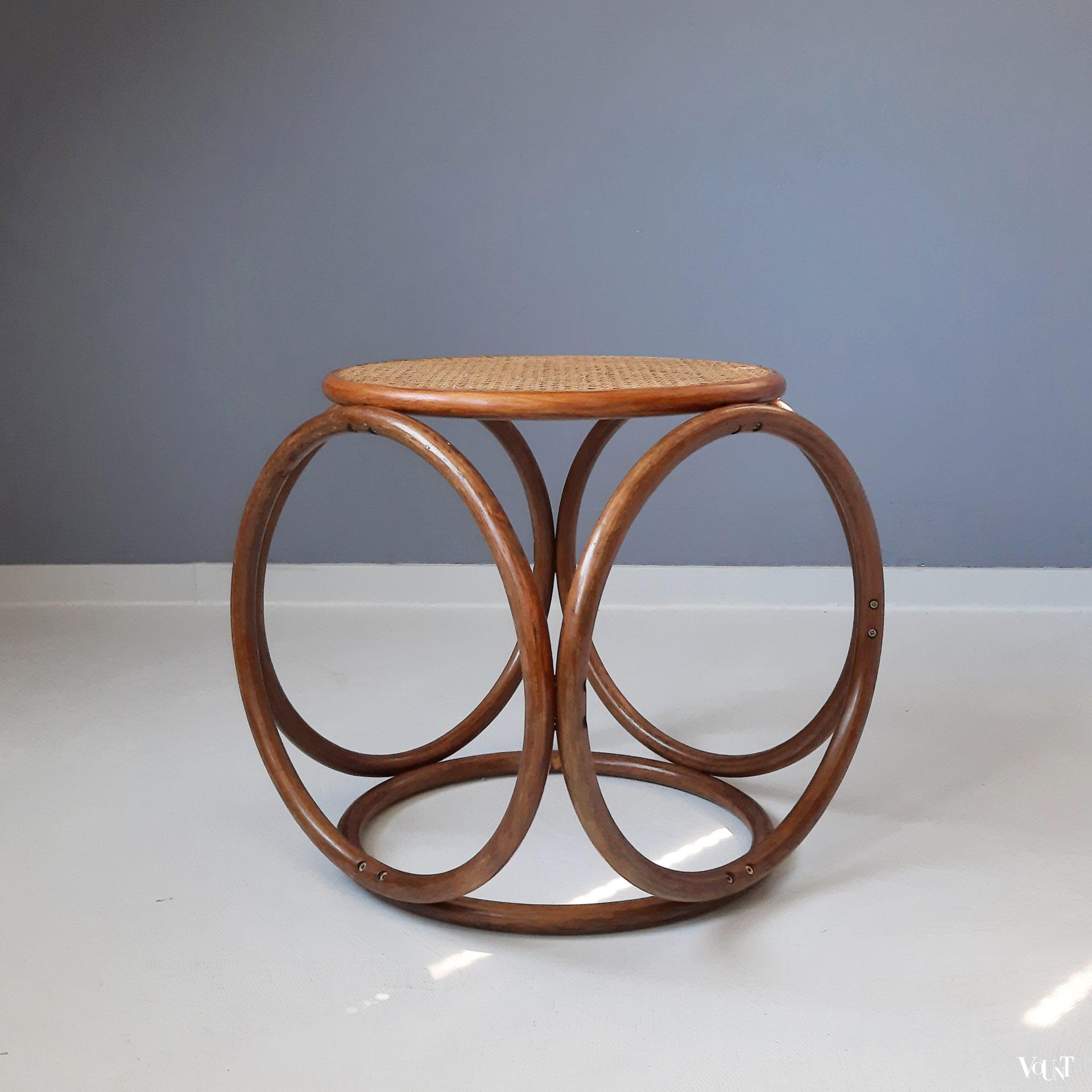 Kruk met houten ringen en rotan webbing, jaren '70