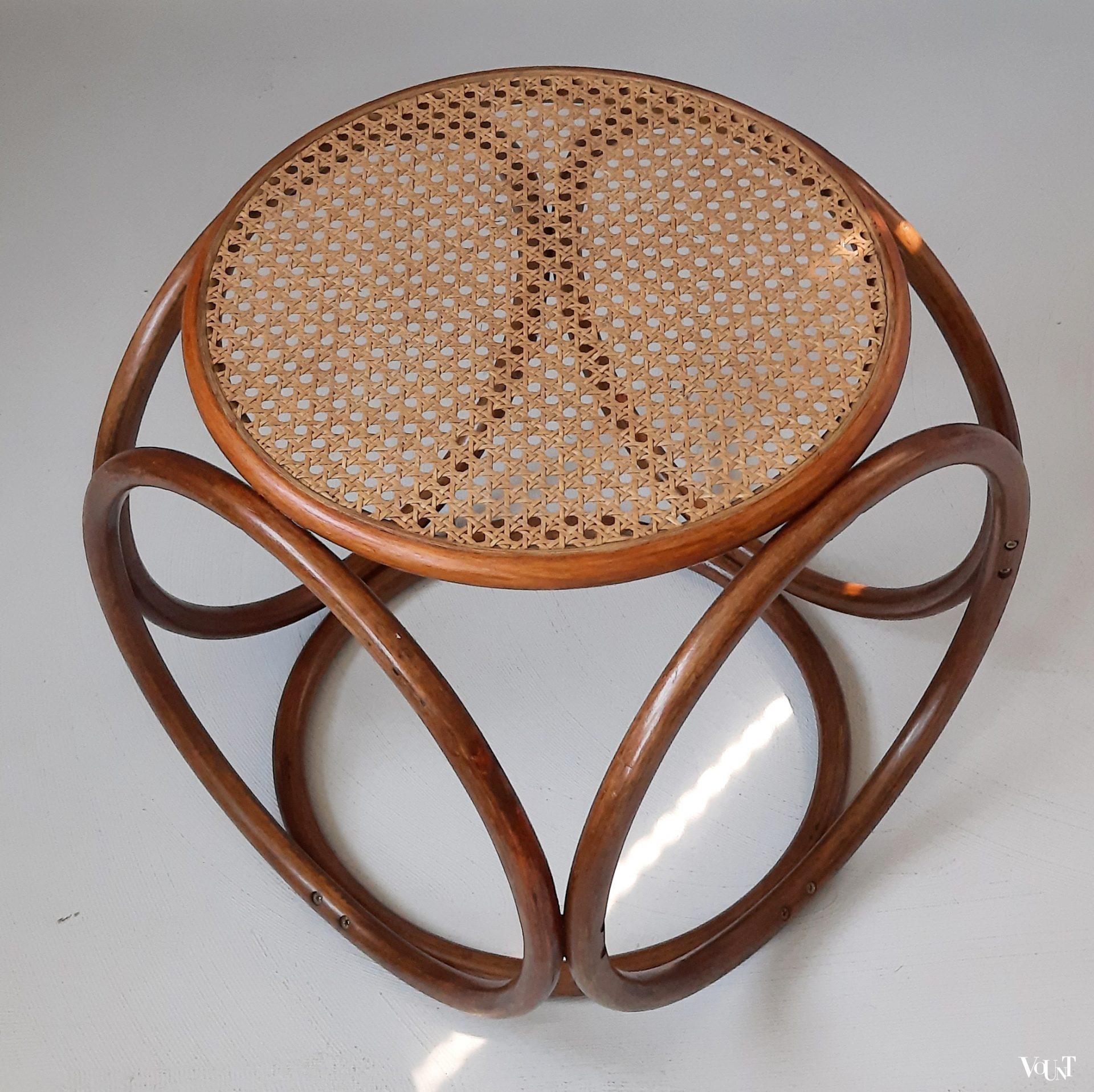Kruk met houten ringen en rotan webbing, jaren '70