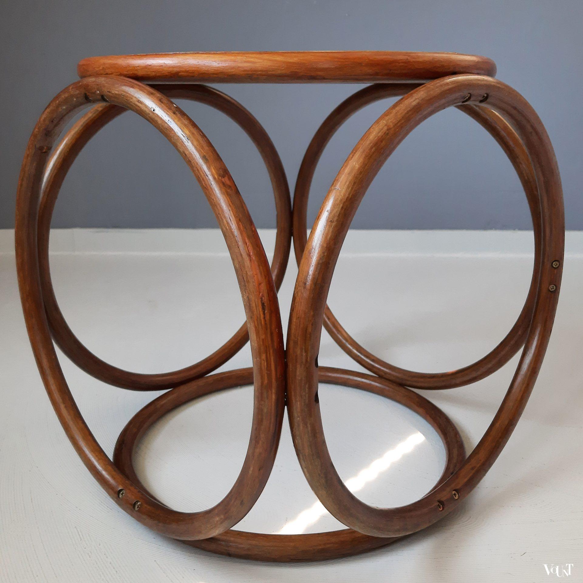 Kruk met houten ringen en rotan webbing, jaren '70