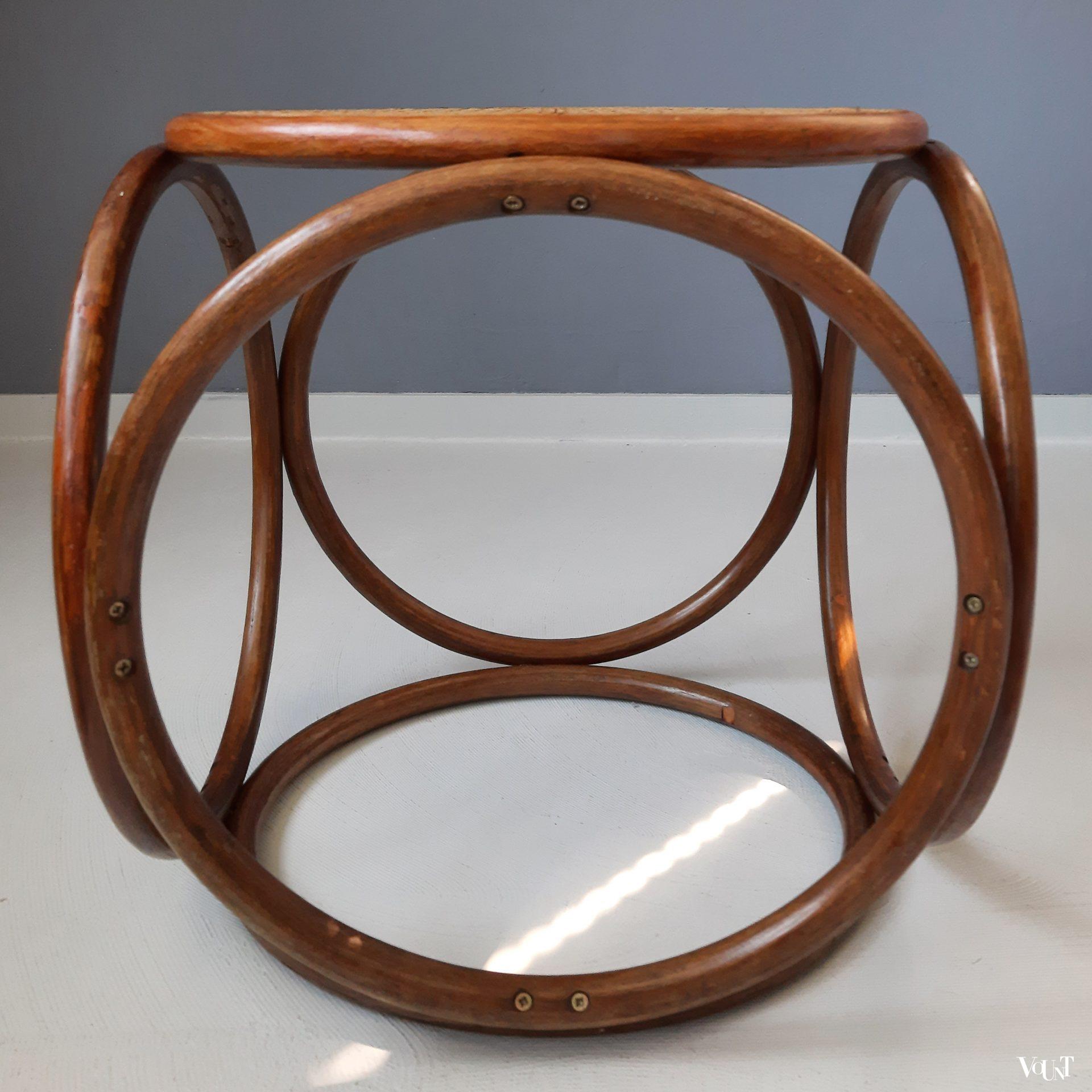 Kruk met houten ringen en rotan webbing, jaren '70