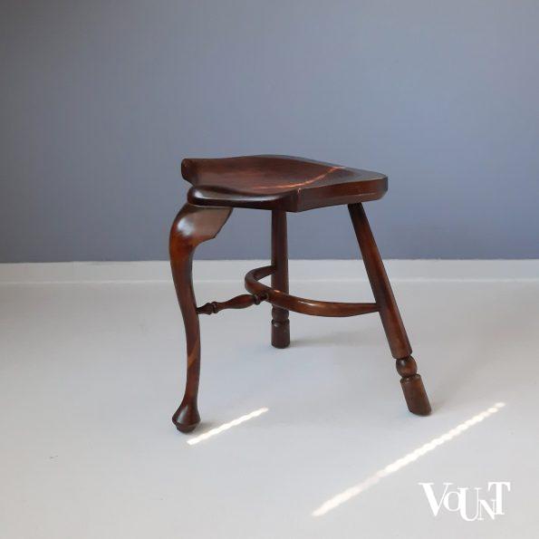 Driepoot houten zadelkruk of saddle stool / cockfighting stool