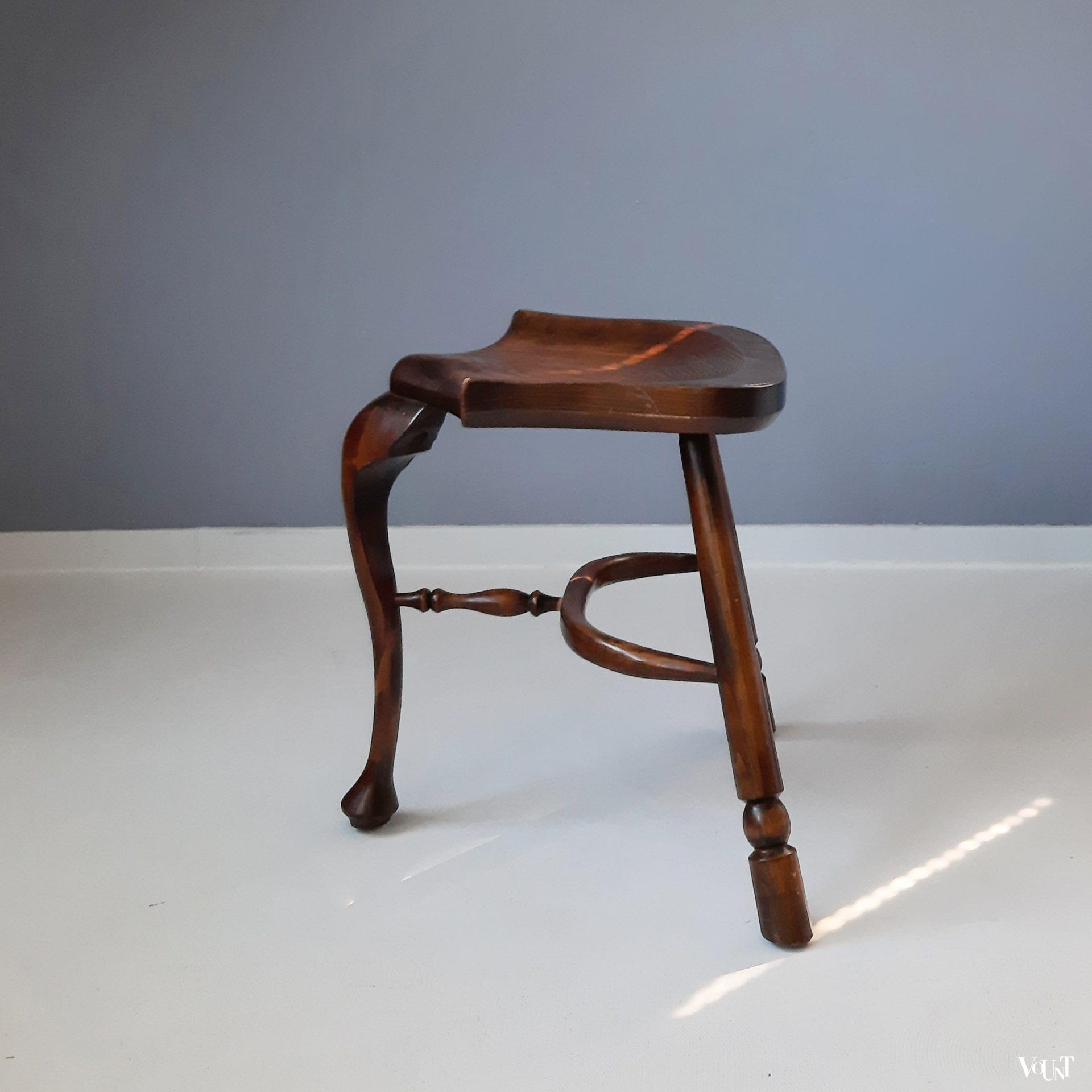 Driepoot houten zadelkruk of saddle stool / cockfighting stool