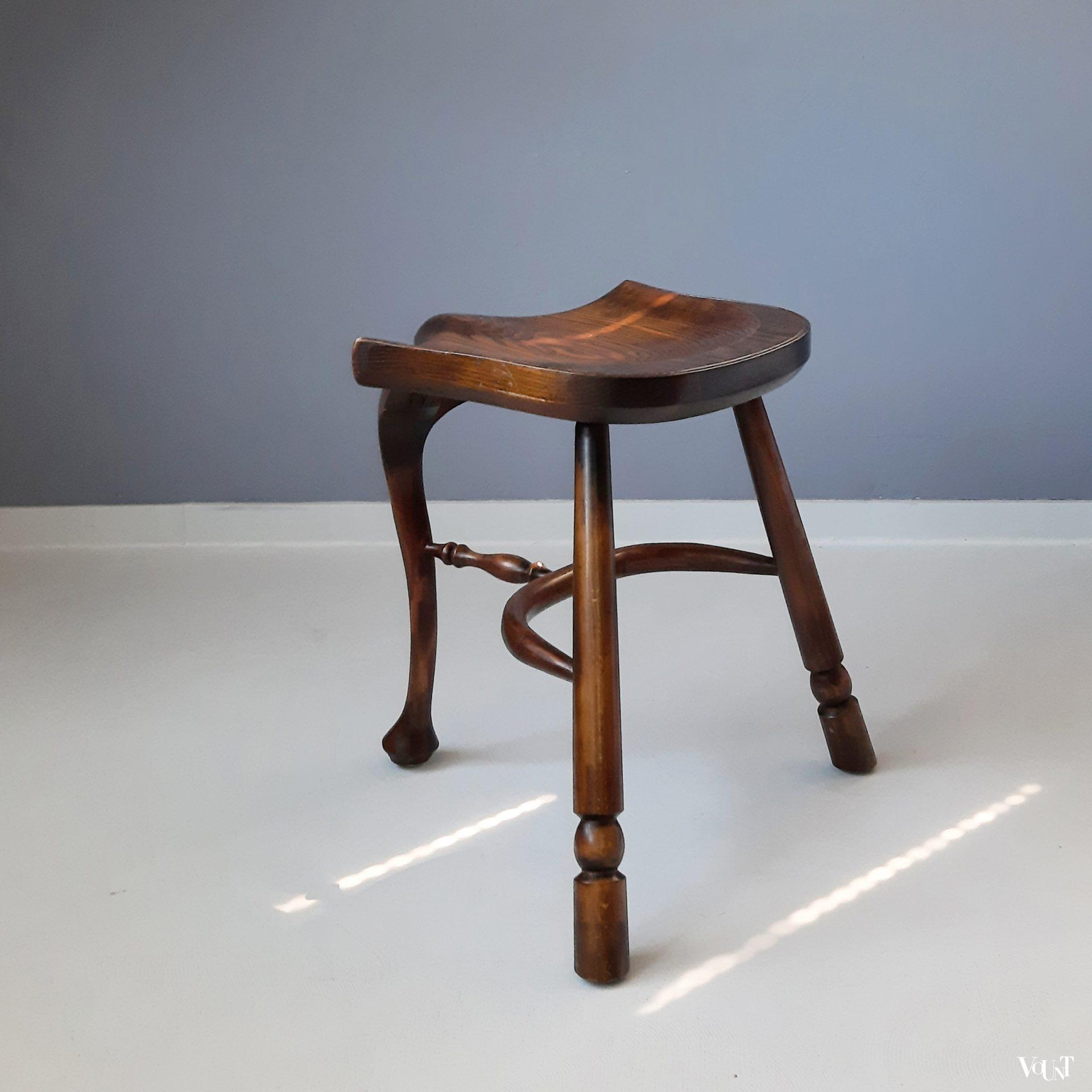 Driepoot houten zadelkruk of saddle stool / cockfighting stool