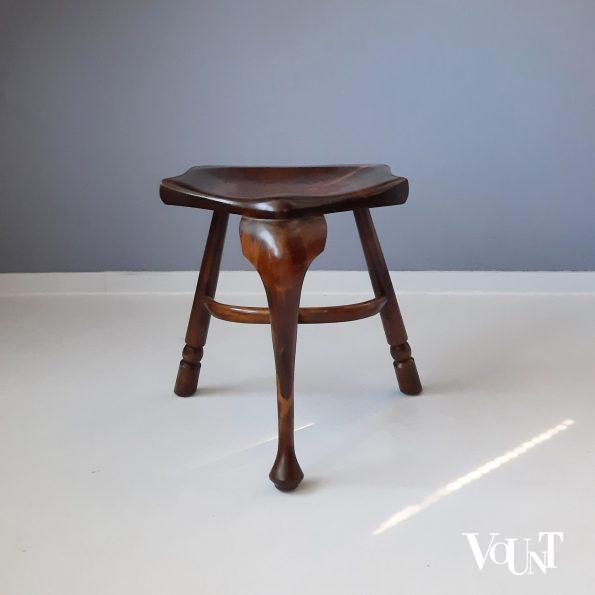 Driepoot houten zadelkruk of saddle stool / cockfighting stool