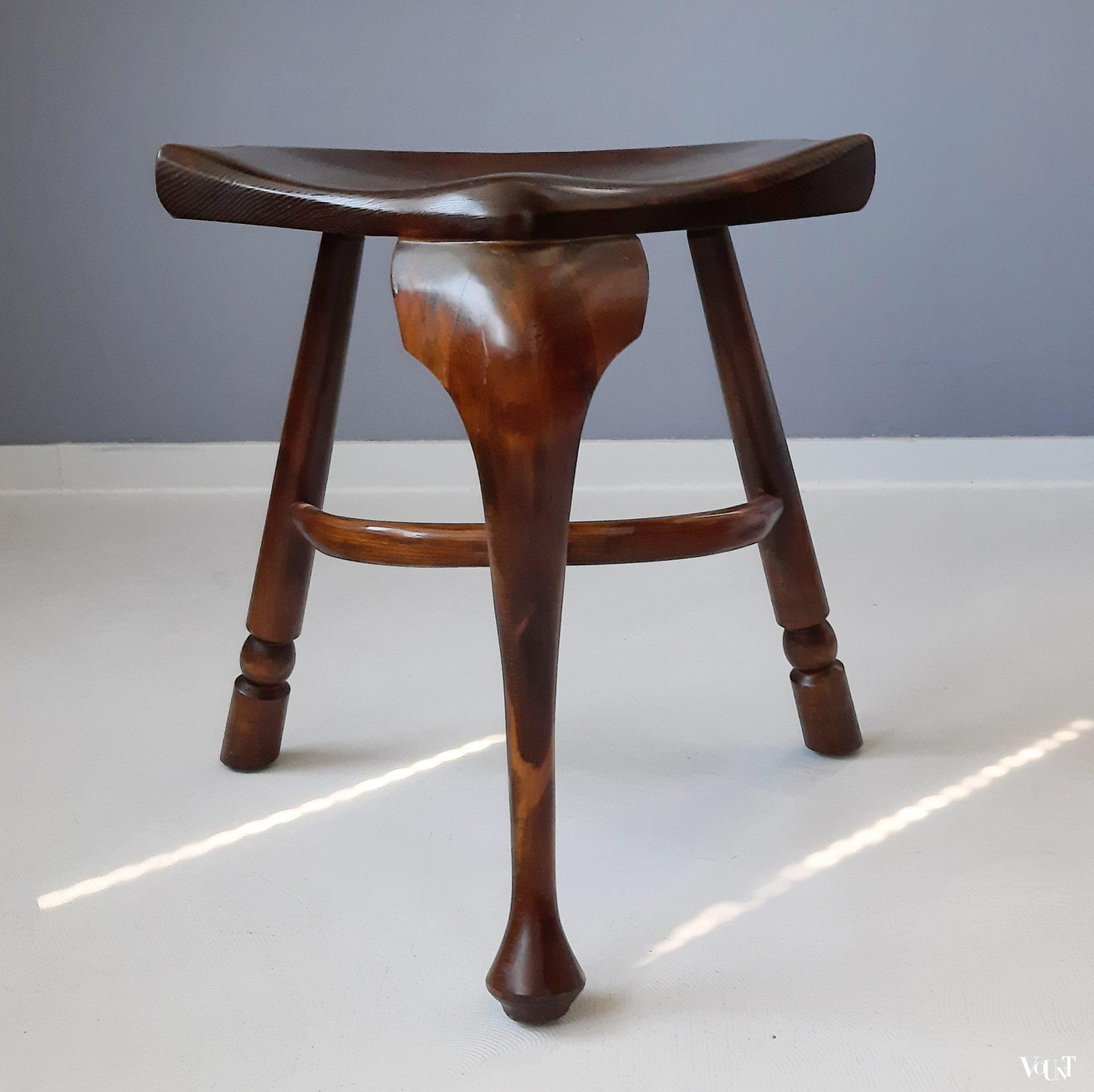 Driepoot houten zadelkruk of saddle stool / cockfighting stool