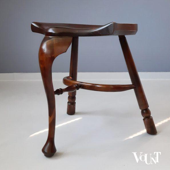 Driepoot houten zadelkruk of saddle stool / cockfighting stool