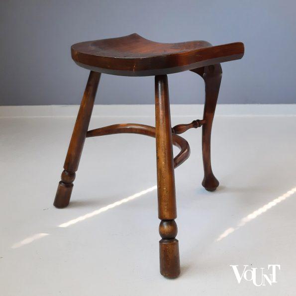 Driepoot houten zadelkruk of saddle stool / cockfighting stool