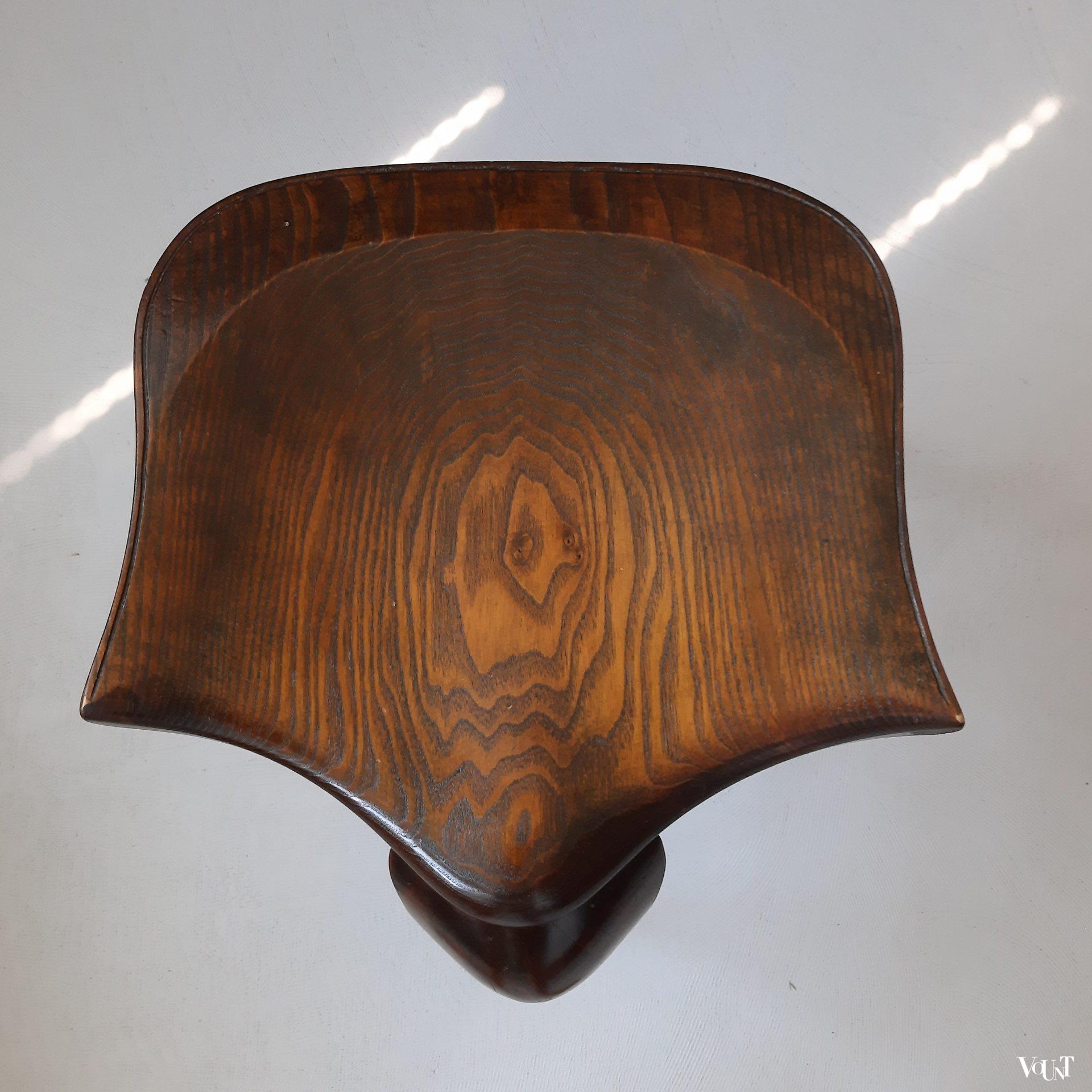 Driepoot houten zadelkruk of saddle stool / cockfighting stool