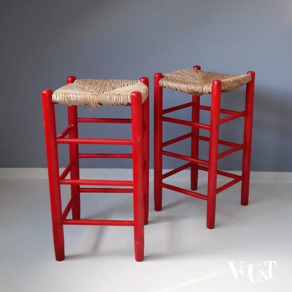 Set van 2 rode houten barkrukken met biezen zitting, jaren '70/'80