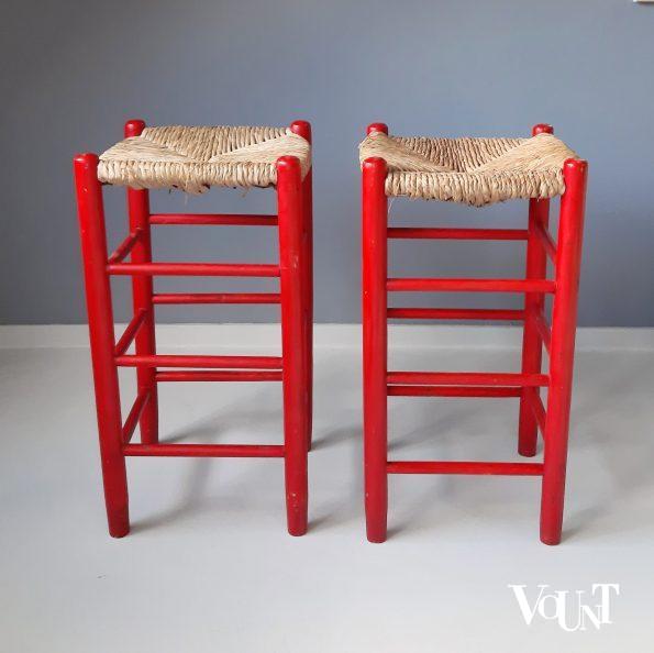 Set van 2 rode houten barkrukken met biezen zitting, jaren '70/'80