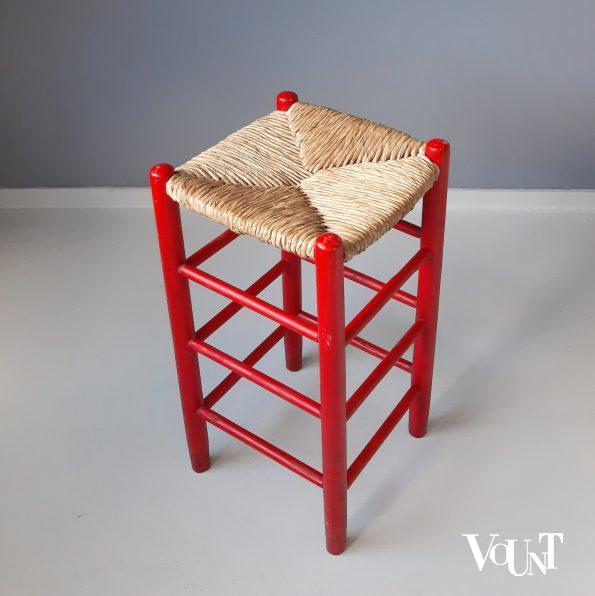 Set van 2 rode houten barkrukken met biezen zitting, jaren '70/'80