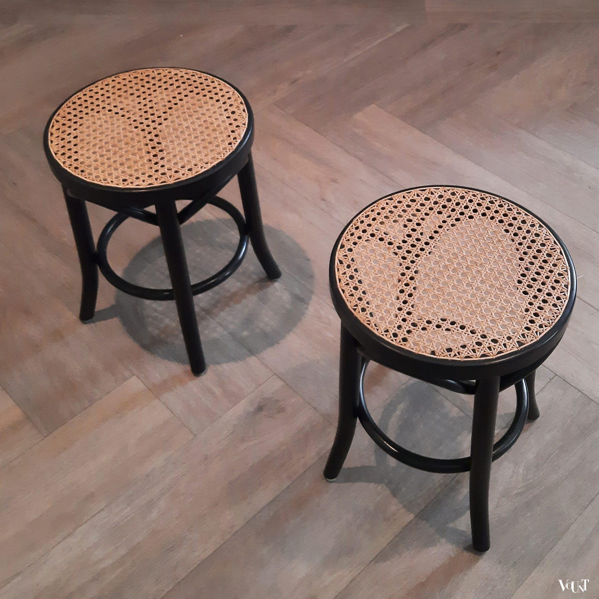 Set van 2 zwarte bentwood en rotan krukjes, jaren '80