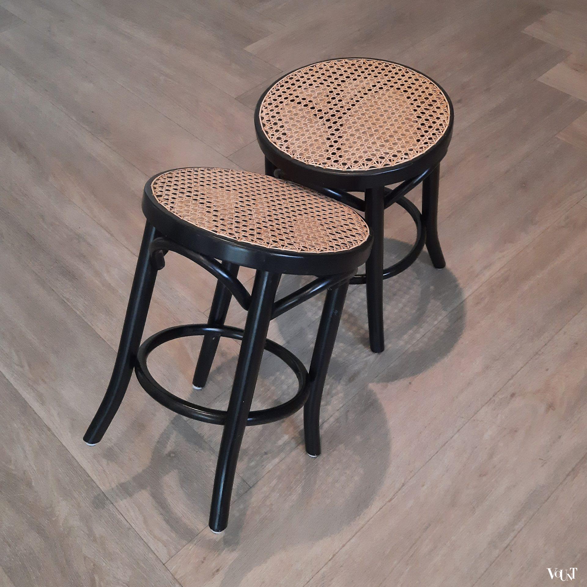 Set van 2 zwarte bentwood en rotan krukjes, jaren '80