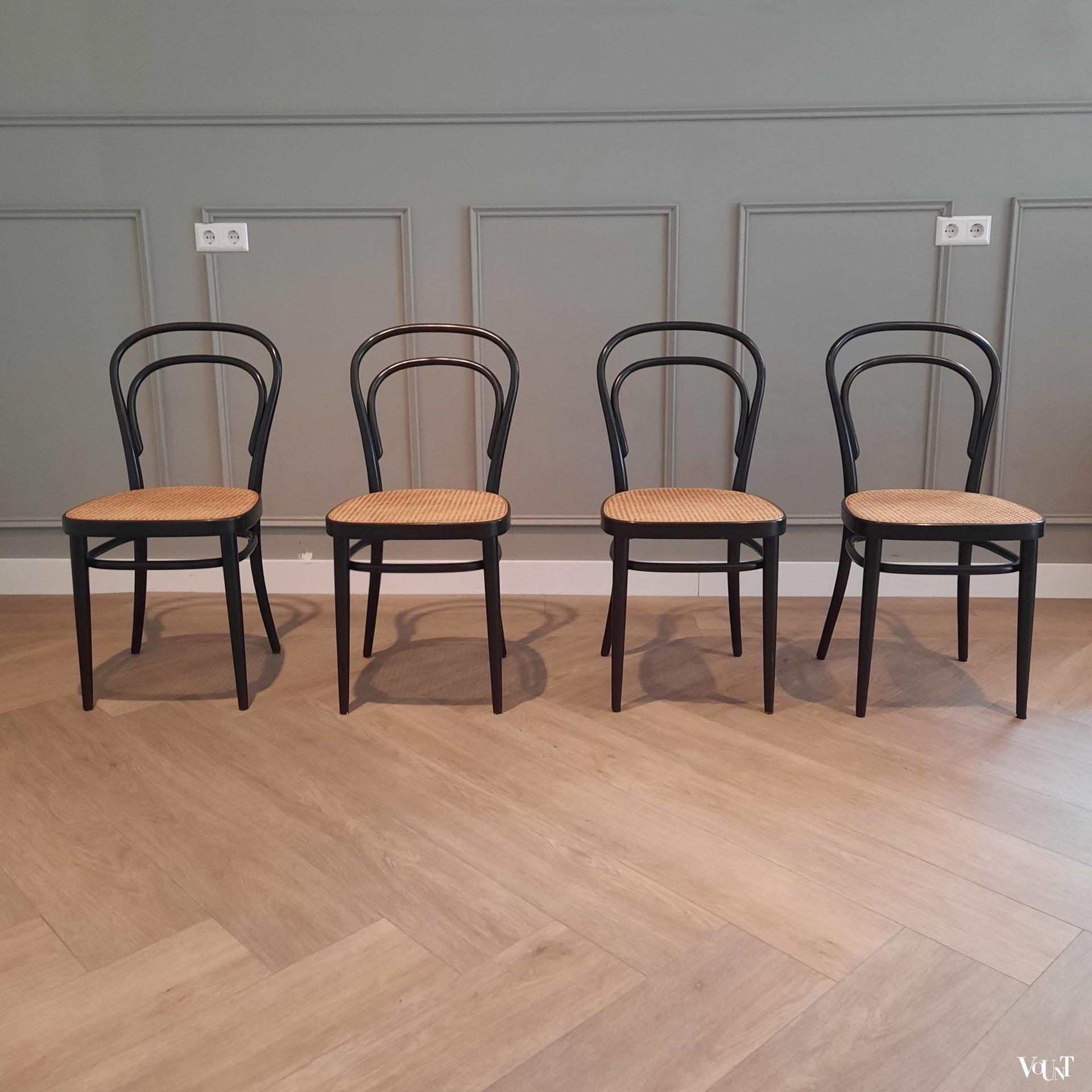 Set van 4 originele zwarte Thonet-stoelen nr. 214 R, 1983