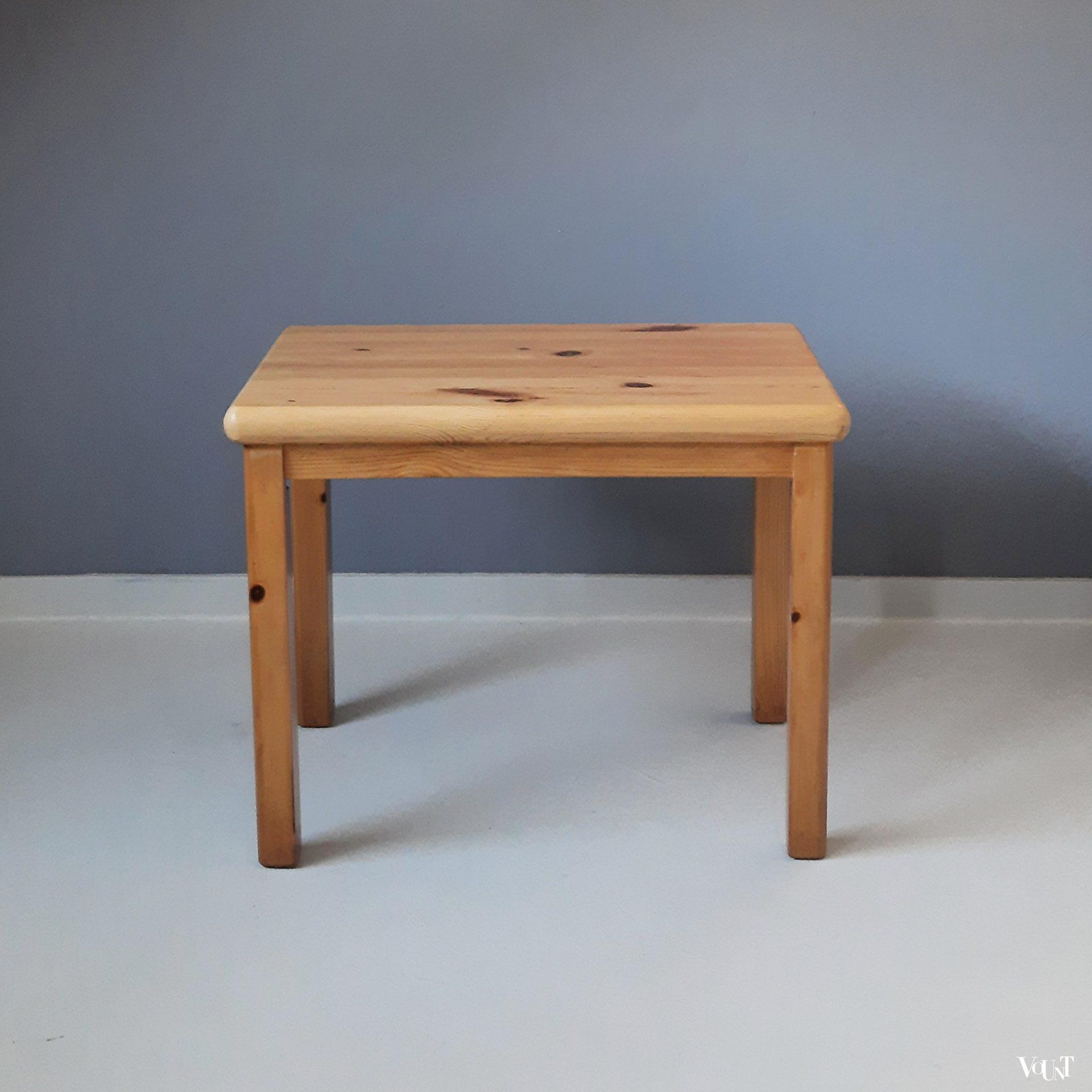 2 grenen bijzettafeltjes, Møbelfabrikken Toften, Denemarken, jaren '70/'80