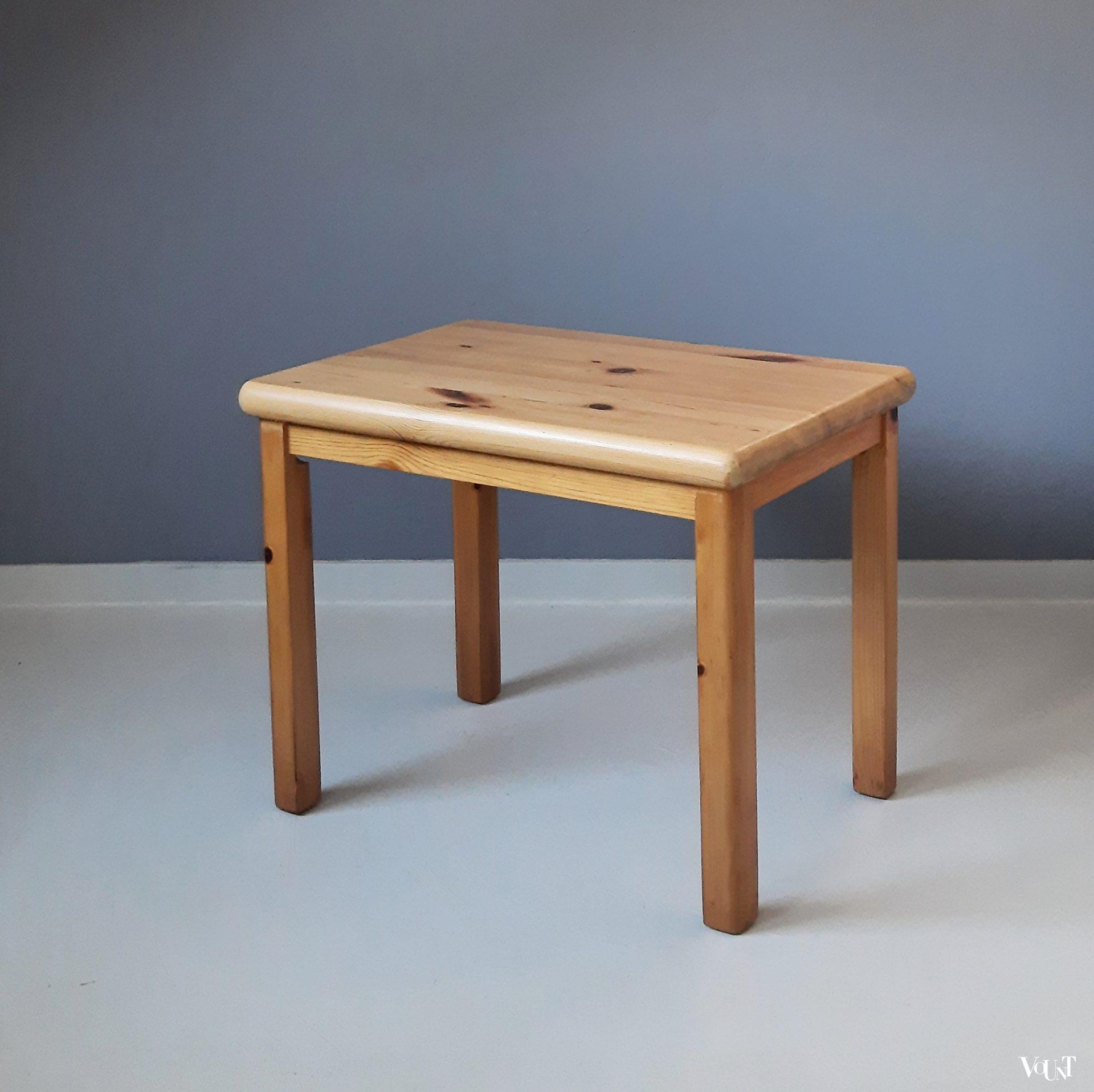 2 grenen bijzettafeltjes, Møbelfabrikken Toften, Denemarken, jaren '70/'80