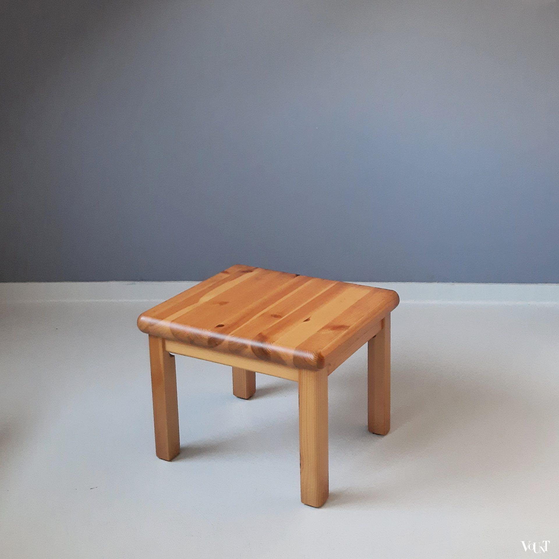 2 grenen bijzettafeltjes, Møbelfabrikken Toften, Denemarken, jaren '70/'80