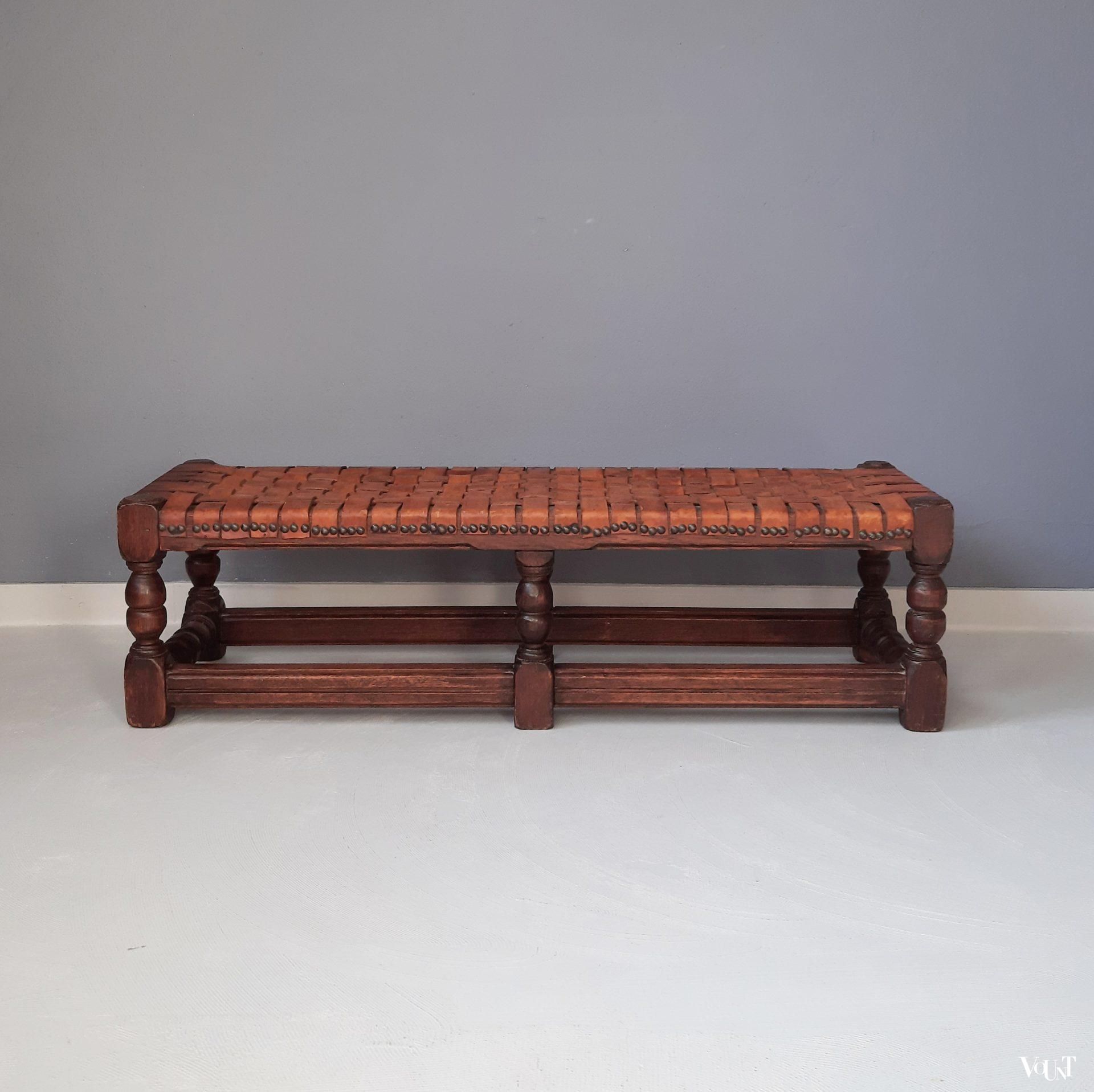 Antiek laag bankje met leren strips, rond 1900