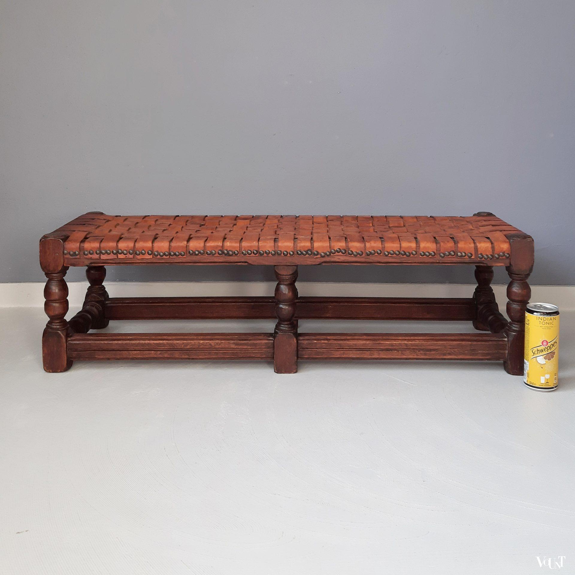 Antiek laag bankje met leren strips, rond 1900